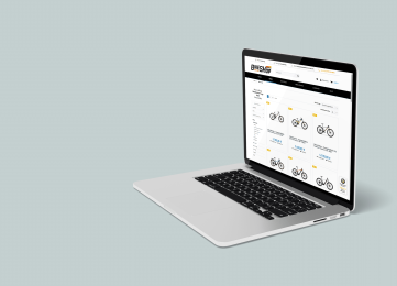 Ein Laptop zeigt eine Webseite mit verschiedenen Fahrrädern und Preisen in Euro.