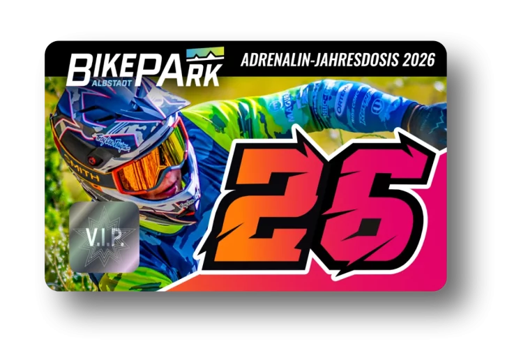Saisonkarte 2026 Mockup frontal Motorradfahrer mit bunter Ausrüstung, Zahl 26, Text Bikepark Albstadt Adrenalin-Jahresdosis 2026, VIP-Symbol.