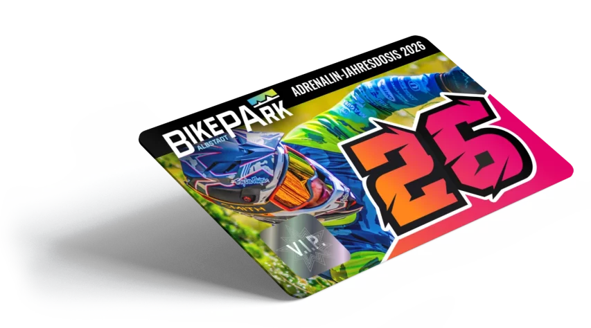 Bunte Karte mit „Bikepark Albstadt“, Helm-Motiv, Jahr 2026 und großer Zahl 25. Text: „Adrenalin-Jahresdosis“.