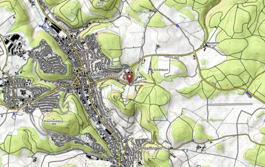 Eine topografische Karte mit Hügeln, Straßen und der Stadt Tailfingen im Zentrum. Wichtige Orte sind beschriftet.