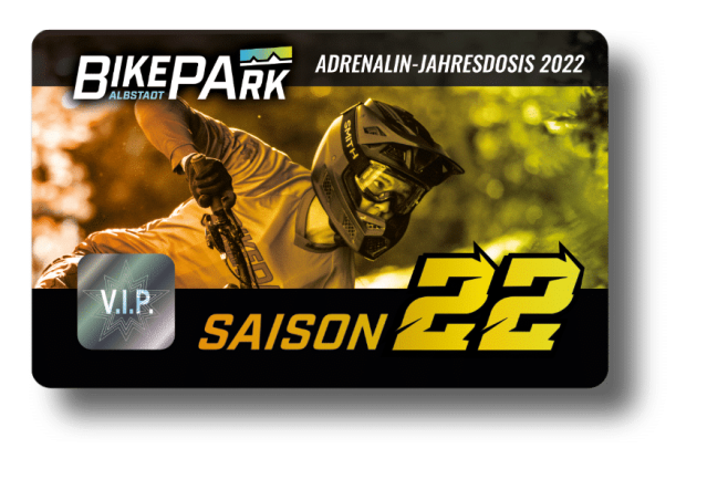 Mountainbiker mit Helm fährt durch Wald, Text Bikepark Albstadt, Saison 22, Adrenalin-Jahresdosis 2022, V.I.P..